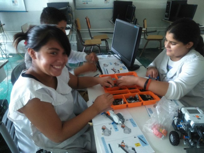 Los alumnos se encuentran trabajando sobre el armado de un robot